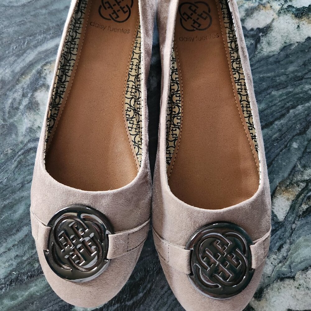 Daisy Fuentes lt brown flats